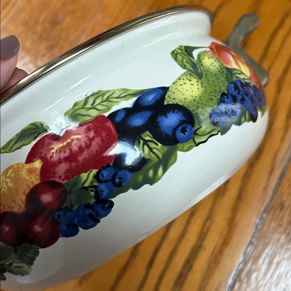 Lincoware enamel 2 quart covered dish. Cream color with fruit. Great condition.